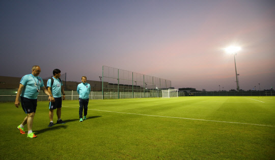 그라운드 살피는 슈틸리케  2018 러시아 월드컵 최종예선 카타르 전을 앞두고 아랍에미리트에서 훈련중인 축구국가대표팀의 슈틸리케 감독이 4일 오후(현지시간) 라스알카이마 에미리츠클럽 연습구장에 도착한 뒤 잔디 상태를 살피고 있다.